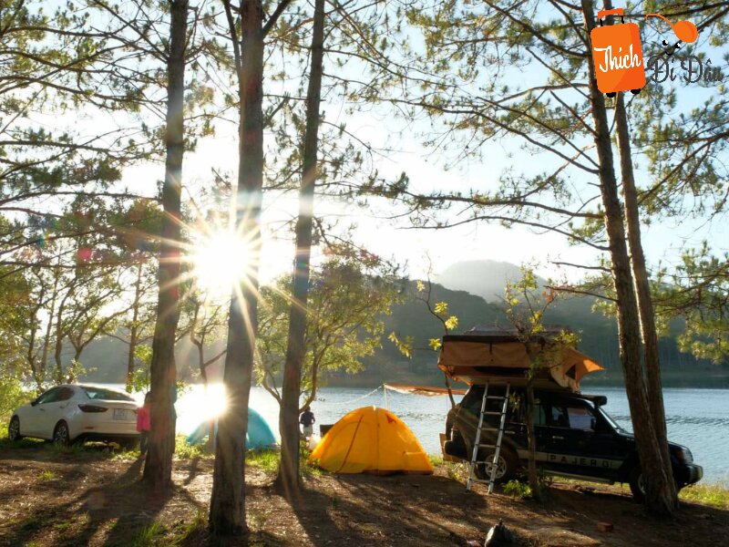 Cắm trại qua đêm tại Hồ Tuyền Lâm là trải nghiệm khó quên với du khách.