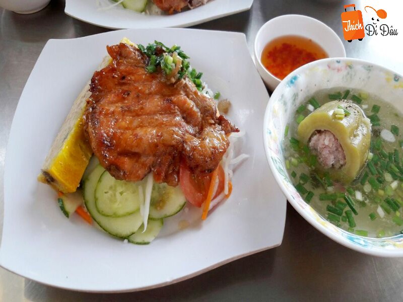 Cơm tấm cô Thu là quán cơm tấm đông khách nhất thành phố Đà Lạt.