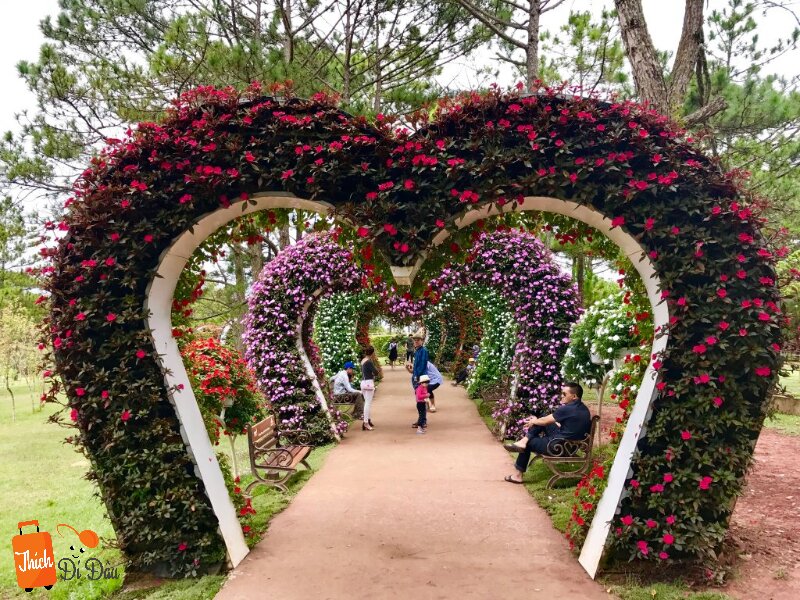 Tiểu cảnh cánh cổng trái tim được kết bằng hoa độc đáo và đẹp mắt.