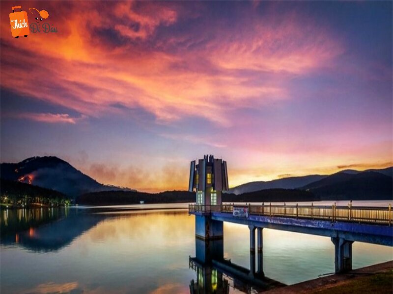 Cảnh hoàng hôn Hồ Tuyền Lâm cực kỳ lãng mạn.