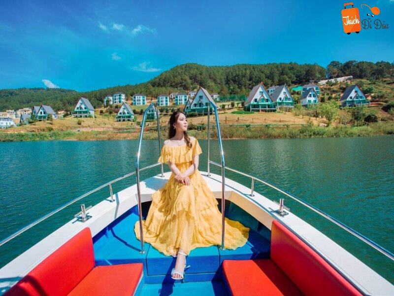 Thuê du thuyền thưởng ngoạn Hồ Tuyền Lâm là dịch vụ được nhiều du khách ủng hộ.