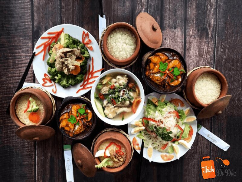 Quán cơm niêu Việt Nam có thực đơn đa dạng, phong phú.