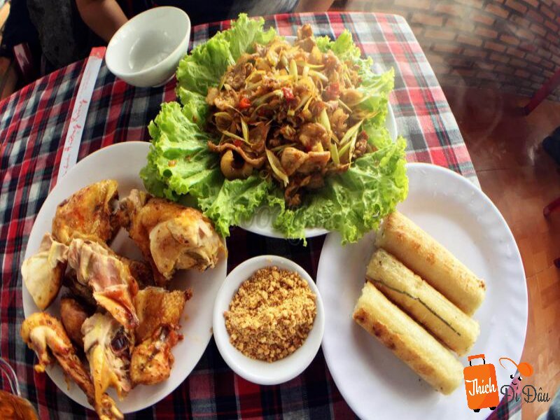 Thực khách được tự mình chọn lựa thịt gà để nướng tại nhà hàng Hương Rừng.