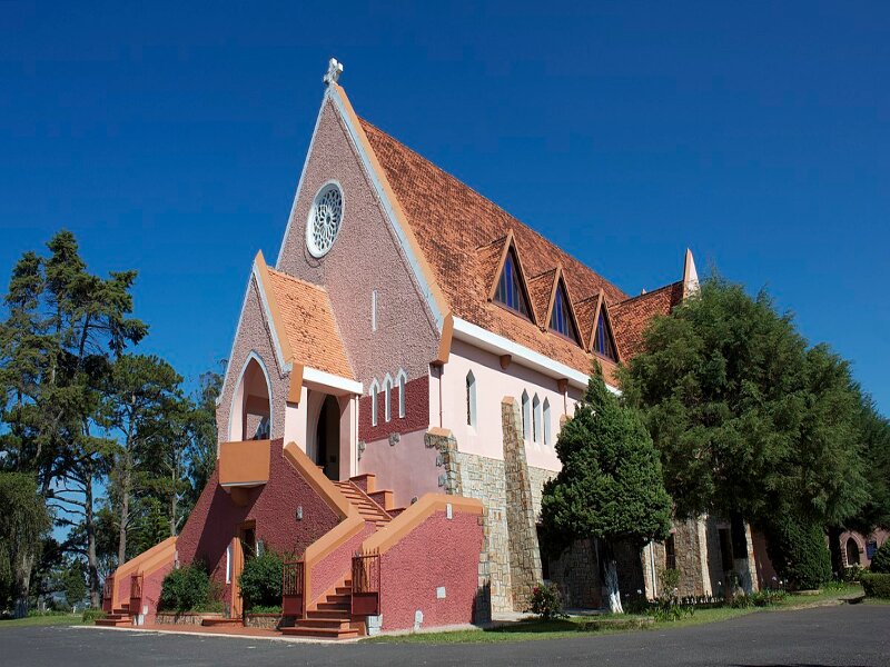 Nhà thờ kiến trúc bắc Âu với màu sơn hồng rực rỡ.
