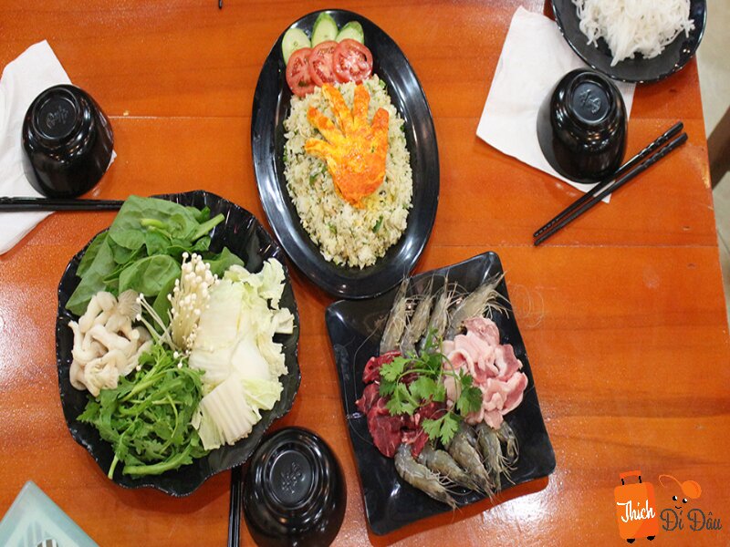 Túy Tửu Lầu cho thực khách thoải mái lựa chọn rau xanh miễn phí ăn cùng lẩu.
