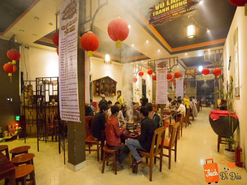 Quán Tửu Tuý Lầu rộng rãi và luôn đông kín khách đến thưởng thức món ăn.
