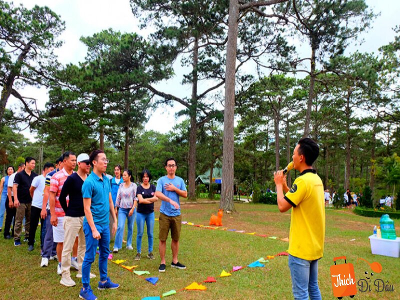Bãi cỏ rộng cạnh Hồ Than Thở thích hợp để tổ chức các hoạt động team building.