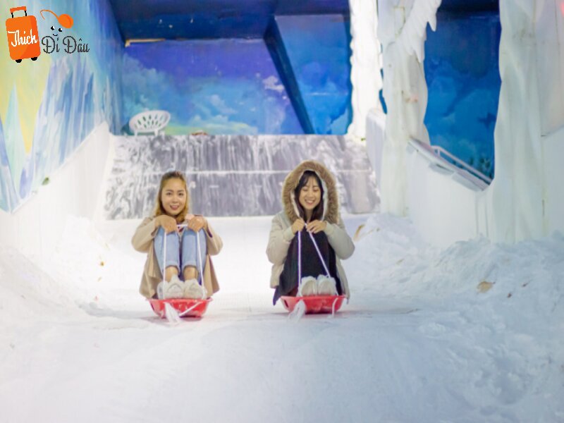 Lâu đài băng giá mang đến cho du khách trải nghiệm mùa đông tuyết trắng ngay giữa lòng Đà Lạt.
