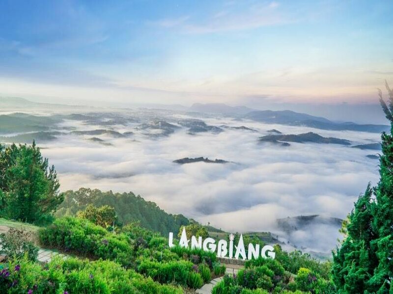 Langbiang là đỉnh núi hùng vĩ được ví như trái tim của Đà Lạt.