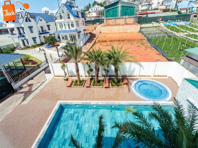 Villa Xô Viết Đà Lạt được thiết kế theo phong cách châu Âu có bể bơi ngoài trời.