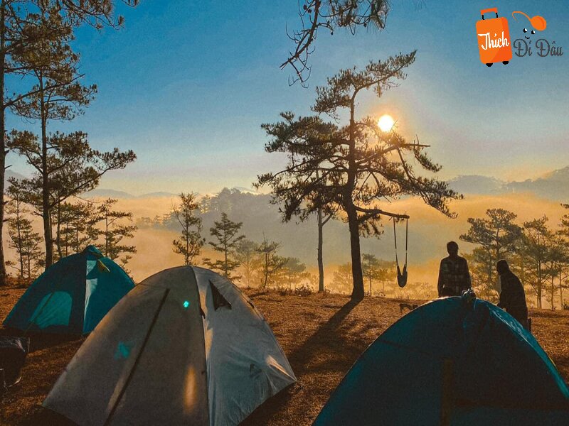 Du khách thích thú cảm giác cắm trại tại đồi Đa Phú ngắm mây lang thang.