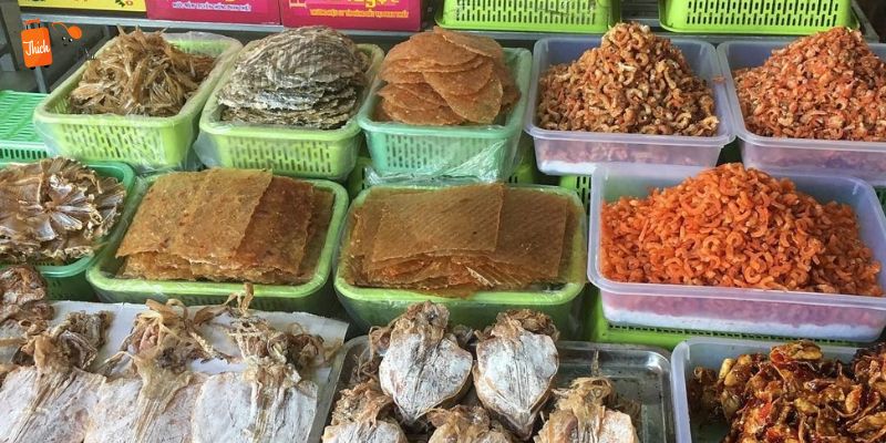 Đồ khô bày bán ở chợ Phan Thiết